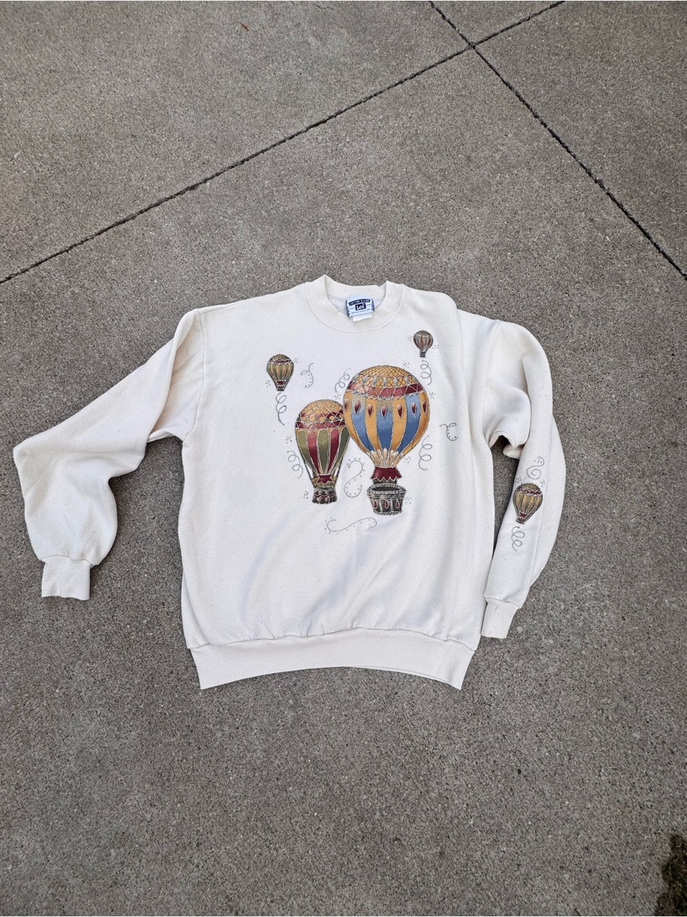 90’s Lee Cream Crewneck Sweatshirt with Colorful Hot Air Balloon Graphic